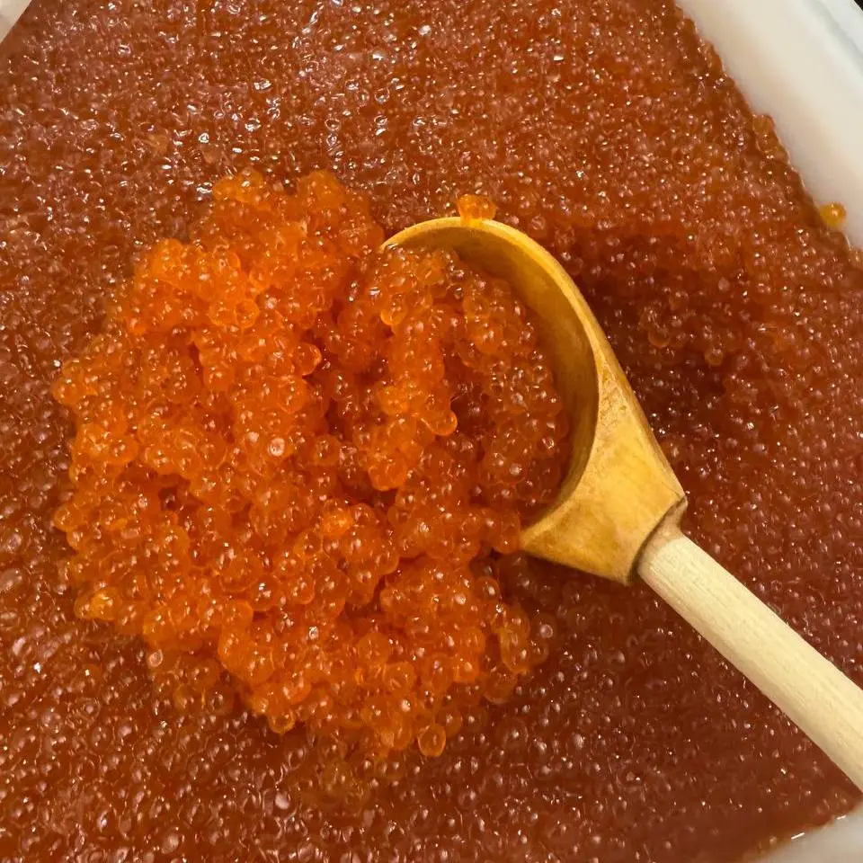 Икра кижуча в ведёрке с деревянной ложкой